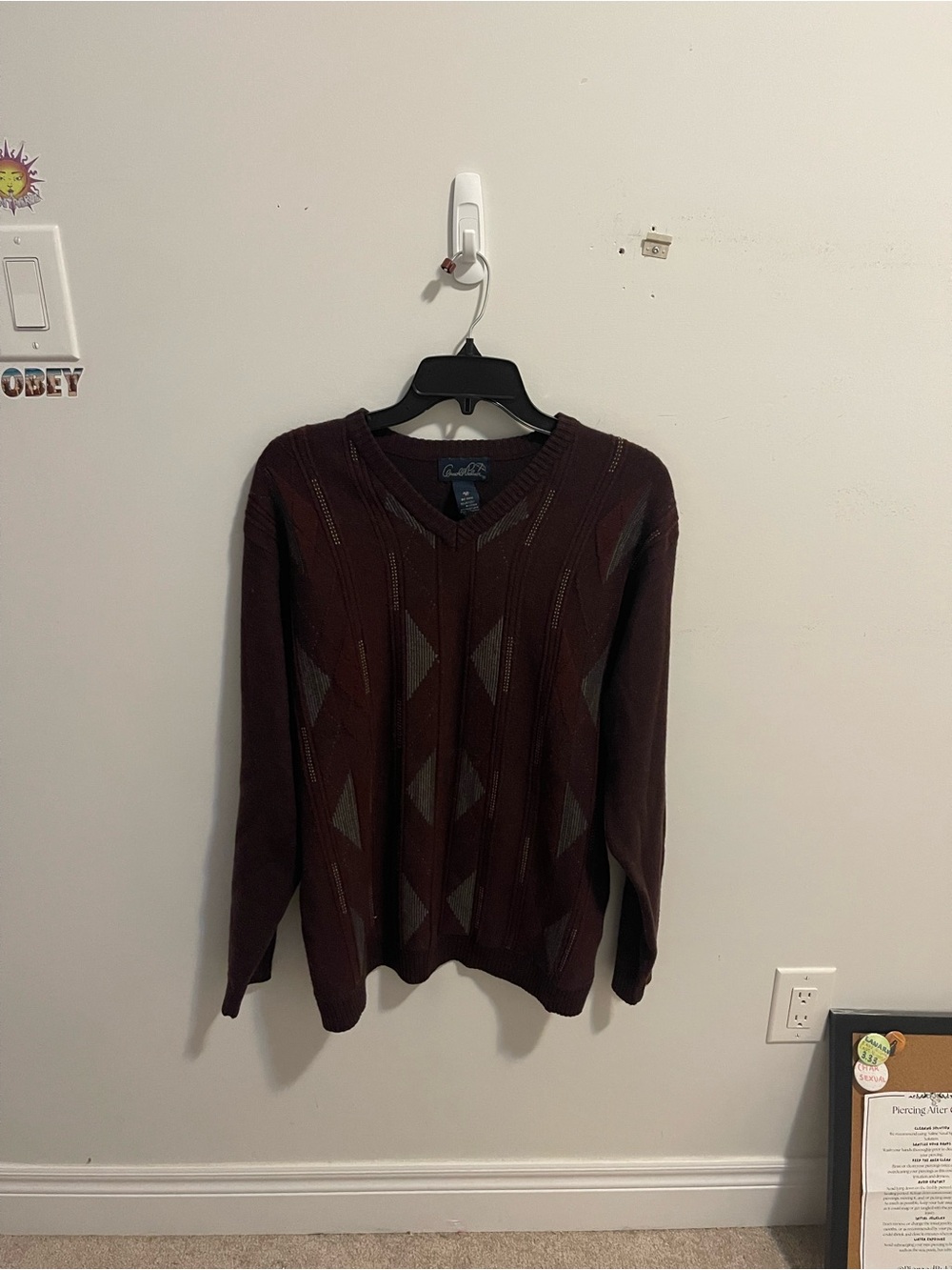 Men's V-Neck Argyle Knit Sweater - Burgundy